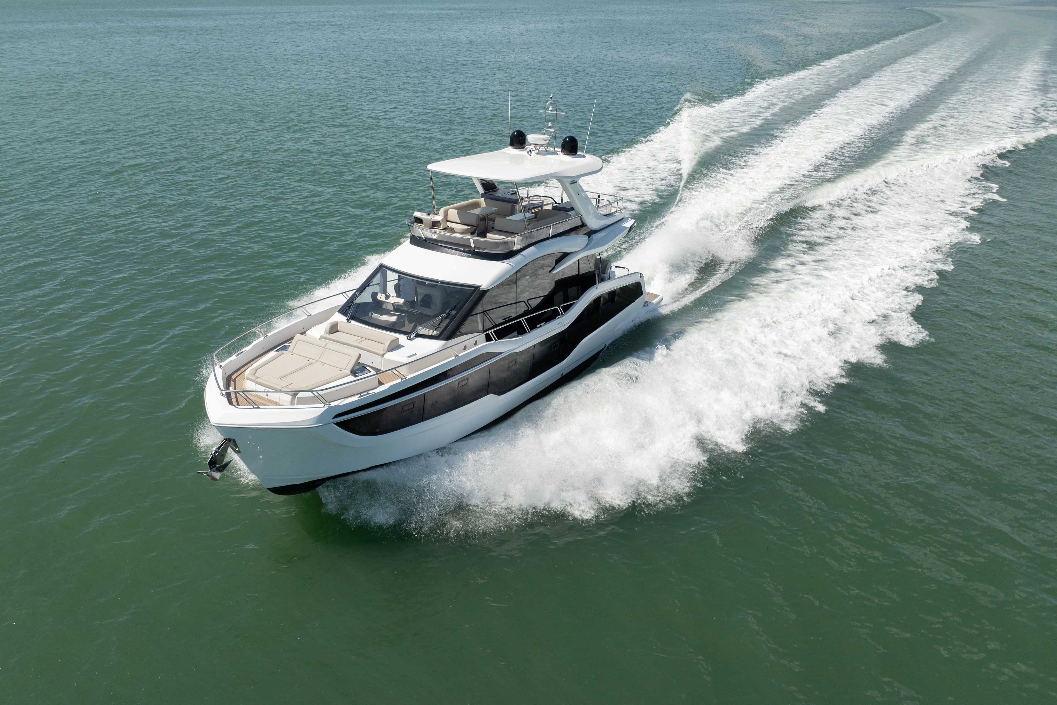 Galeón 560 FLY